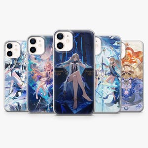 Puede incluir: Cinco fundas para teléfono con ilustraciones de estilo anime. Las fundas presentan personajes femeninos en escenarios de fantasía, con tonos azules, morados y dorados. Están diseñadas para adaptarse a un smartphone.