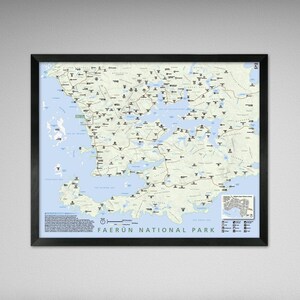 Puede incluir: Mapa enmarcado del Parque Nacional Faerûn, con una representación cartográfica detallada con carreteras, masas de agua y lugares clave. El mapa es predominantemente beige y azul, con texto y símbolos negros. El marco es negro.