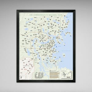 Puede incluir: Mapa enmarcado del Parque Nacional de la Commonwealth, con un diseño detallado de carreteras, masas de agua y puntos de interés etiquetados. El mapa es en tonos beige, azul y marrón, con un marco negro. Medidas en cm.