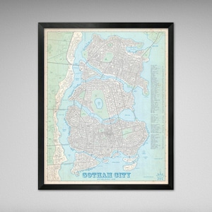 Könnte beinhalten: Eine gerahmte Karte von Gotham City, gegründet 1836, mit detailliertem Layout von Straßen, Wasserwegen und Sehenswürdigkeiten. Die Karte hat eine Vintage-Ästhetik mit einem blau-beigen Farbschema, eingefasst in einem schwarzen Rahmen.