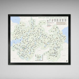 Pode incluir: Um mapa emoldurado do Parque Nacional Horizon Zero Dawn, apresentando um layout topográfico detalhado com numerosos marcadores e o nome do parque no topo. A moldura é preta.