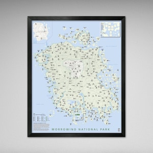 Może przedstawiać: Oprawiona mapa Parku Narodowego Morrowind, przedstawiająca szczegółowe odwzorowanie kartograficzne układu parku. Mapa zawiera różne ikony, etykiety i legendę, wszystko na jasnoniebieskim tle. Tekst "MORROWIND NATIONAL PARK" jest wyświetlany na dole.