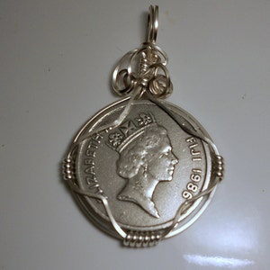 Fiji Coin Pendant Necklace   1986