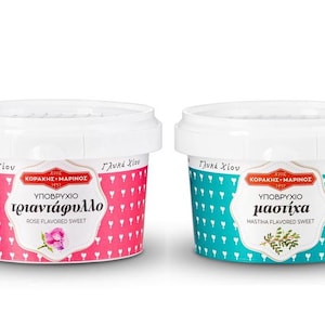 Peut inclure: Deux pots de confiseries grecques, l'un avec un fond rose et un motif de rose, étiqueté "Rose Flavored Sweet". L'autre a un fond turquoise et est étiqueté "Mastiha Flavored Sweet."