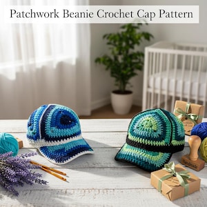 Op de afbeelding: Twee gehaakte baseballpetten in blauwe en groene tinten liggen op een wit houten oppervlak. De petten zijn handgemaakt, met een patchwork-ontwerp. De tekst "Patchwork Beanie Crochet Cap Pattern" staat bovenaan. Er zijn ook andere knutselspullen te zien.