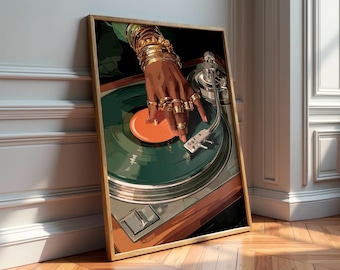 Op de afbeelding: Kunstafdruk van een platenspeler met een hand versierd met gouden sieraden. De hand bevindt zich boven een groene vinylplaat met een oranje middelpunt. Het kunstwerk is ingelijst in een houten frame.
