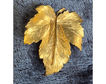 Broche de hoja de oro laminado de 14 quilates de Vintage Wells, broche de hoja de arce texturizada de 14 quilates.