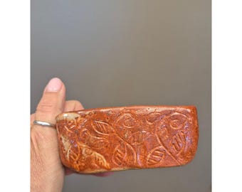 Jabonera de cerámica vintage hecha a mano con relieve floral marrón y bandeja para baratijas.