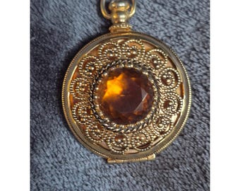 Collar largo vintage de Avon con medallón de filigrana de cristal ámbar en tono dorado, estilo victoriano.