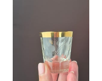 Juego de 4 vasos de chupito vintage de los años 50 con borde dorado y grabado de lunares. Cristalería de estilo moderno de mediados de siglo.