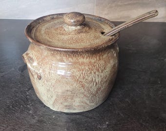 Olla de cerámica vintage con tapa y cucharón a juego, color marrón con esmalte salino.