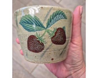 Maceta/bol de cerámica vintage con forma de fresa, estilo rústico moteado, firmada.