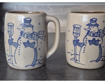 Juego de 2 tazas de gres vidriado con sal BBP vintage de 1995 con diseño de muñeco de nieve, cerámica azul cobalto.