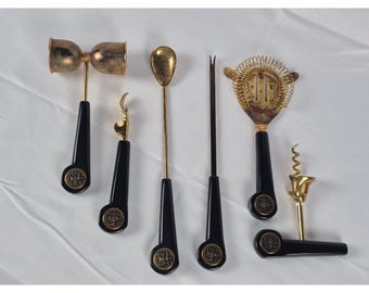 Juego de herramientas de bar MCM vintage de 6 piezas de la década de 1960, estilo lucita negra, con detalles dorados.