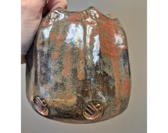 Jarrón de cerámica Raku hecho a mano, con esmalte iridiscente festoneado y efecto goteo.