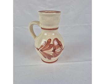 Jarra pequeña de cerámica pintada a mano, estilo arte popular, tipo jarrón de terracota.