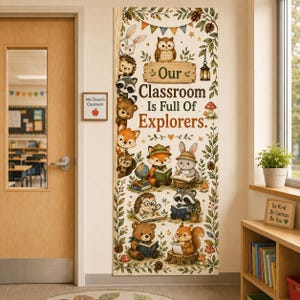 Può includere: Uno striscione rettangolare verticale per porta di classe con il testo Our Classroom Is Full Of Explorers. Il design include illustrazioni di un coniglio, un gufo, un riccio, un procione, un orso e una volpe che leggono libri e usano un mappamondo.