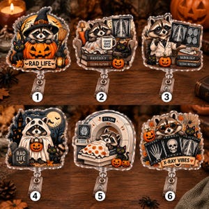 Peut inclure: Six enrouleurs de badge en acrylique illustrés de ratons laveurs sur les thèmes d'Halloween et de la radiologie. Les motifs incluent un raton laveur dans une citrouille, lisant des livres de radiologie, en blouse, en fantôme, au scanner et avec des radios.