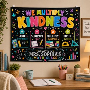 Könnte beinhalten: Ein schwarzer Wandbehang aus Stoff mit bunten mathematischen Grafiken und dem Text WE MULTIPLY KINDNESS, ADD Confidence, SUBTRACT Fear, MULTIPLY Kindness, DIVIDE Success und WELCOME TO MRS. SOPHIA'S MATH CLASS mit verschiedenen Symbolen.