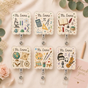 Peut inclure: Six enrouleurs de badge rectangulaires à bords festonnés, chacun personnalisé avec le texte Ms. Emma. Les motifs présentent divers thèmes éducatifs, notamment du matériel scientifique, des symboles mathématiques, de la littérature, de la géographie, des fournitures d'art et des instruments de musique.