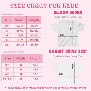 Peut inclure: Un tableau des tailles rose pour les t-shirts enfants, avec des mesures en pouces. Il d&eacute;taille les tailles des t-shirts Gildan 5000B et Rabbit Skins 3321, indiquant la largeur et la longueur pour les tailles XS &agrave; XL et 2T &agrave; 5T-6T.