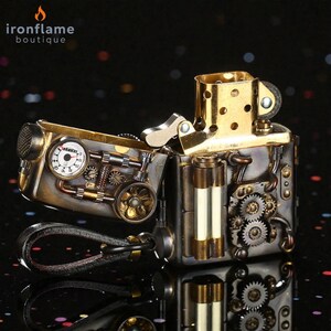 Peut inclure: Briquet de style steampunk avec des d&eacute;tails complexes d'engrenages et de jauges. Le briquet pr&eacute;sente une finition m&eacute;tallique avec des accents en laiton et argent, une lani&egrave;re en cuir et le texte "ironflame boutique".