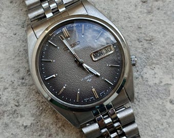 VTG Seiko Gray Smoky Textured Dial 7009 Japan Men's Wrist Watch