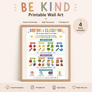 Puede incluir: Una lámina educativa enmarcada titulada SORTING & CLASSIFYING. El gráfico presenta ilustraciones coloridas y texto que explica cómo agrupar objetos por color y tipo, incluyendo frutas, verduras, animales y juguetes, con un marco de madera clara.