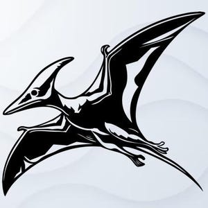 Puede incluir: Ilustración en blanco y negro de un Pterodáctilo en vuelo. La criatura prehistórica se representa con las alas extendidas, un pico largo y una cresta distintiva. El diseño es una silueta sobre un fondo blanco.