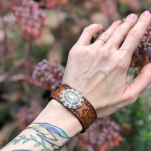 シルバーコンチョとゴールドフェザー付きレザーカフ S/M/L