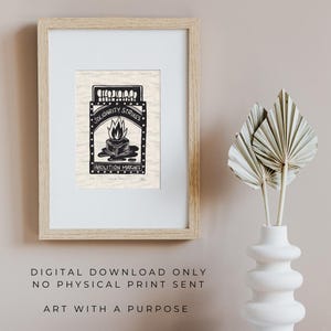 Puede incluir: Impresión artística enmarcada en blanco y negro con un diseño de caja de cerillas con las palabras "SOLIDARITY STRIKES" y "ABOLITION MATCHES". La impresión está en un marco de madera clara. También se incluye el texto "SOLO DESCARGA DIGITAL NO SE ENVÍA IMPRESIÓN FÍSICA ARTE CON UN PROPÓSITO".