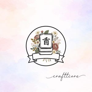 Puede incluir: Un logotipo circular que muestra una pila de tres fichas rectangulares blancas con el carácter chino negro 盲 centrado en la ficha superior. Las fichas están rodeadas por un ramo de flores y hojas en tonos apagados, con una cinta blanca vacía.