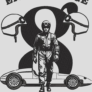 Könnte beinhalten: Schwarz-weiße Grafik eines Rennfahrers in Rennanzug, vor einem Rennwagen stehend. Der Text "EIGHT LOUNGE" und "RACING" befinden sich über und unter dem Fahrer. Zwei Rennhelme flankieren die Zahl acht.