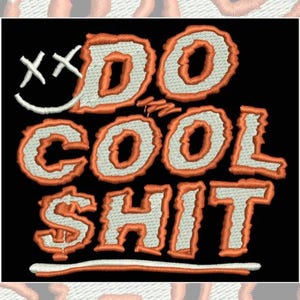 Może przedstawiać: Czarna, haftowana naszywka z napisem "DO COOL SHIT" w pomarańczowej i białej nici. Projekt zawiera uśmiechniętą twarz ze skrzyżowanymi oczami. Odpowiednia na kurtki, torby lub inną odzież.