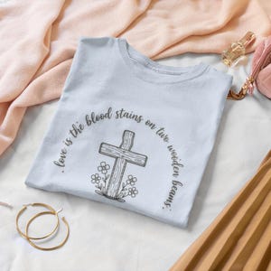 Maglietta con croce cristiana / Due travi di legno, Abbigliamento religioso
