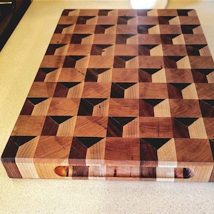 Tabla de cortar de veta final: bloques de madera de nogal, arce y cerezo. Arte.