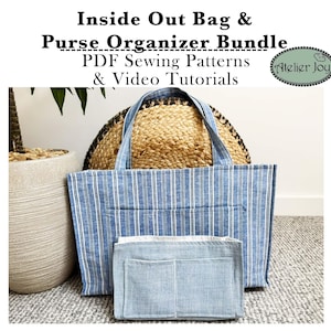 Puede incluir: Un bolso tote a rayas azules y blancas con un organizador de bolso a juego. El bolso tote tiene un bolsillo grande en la parte delantera. La imagen también incluye el texto "Inside Out Bag & Purse Organizer Bundle PDF Sewing Patterns & Video Tutorials."