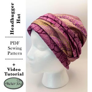 Puede incluir: Un gorro de color morado y dorado con estampado. El gorro está hecho de tela y tiene un tacto suave y cómodo. El gorro está diseñado para ajustarse perfectamente a la cabeza y es perfecto para mantenerse caliente en invierno.