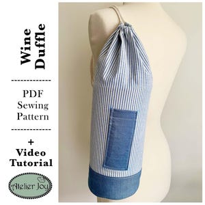 Puede incluir: Una bolsa de cordón azul y blanco a rayas con un bolsillo de mezclilla azul. La bolsa es un patrón de costura y un tutorial en video para una bolsa de vino.