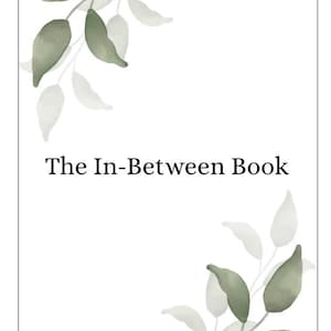 Può includere: Copertina di libro bianca con il titolo "The In-Between Book" in nero. Il design presenta foglie verdi e grigie in stile acquerello negli angoli. La copertina ha un design minimalista ed elegante, ideale per un diario o un taccuino.