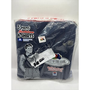 以下が含まれることがあります： 3枚のネイビーブルーのAシャツが入ったパッケージ。パッケージには「3 MEN'S Fashion A-SHIRTS」と「100% Natural Cotton」の文字が記載されています。Fruit of the Loomのロゴも表示されています。