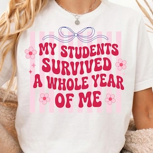 Puede incluir: Camiseta blanca con el texto "MY STUDENTS SURVIVED A WHOLE YEAR OF ME" en rojo, con rayas rosas y gráficos de flores. Un lazo azul en la parte superior. Un divertido regalo para profesores.