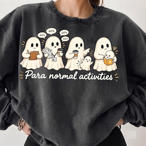 Peut inclure: Un sweat-shirt à col rond gris anthracite orné d'un motif représentant quatre fantômes blancs effectuant des tâches de bureau et lisant, avec des bulles contenant le mot data et le texte Para normal activities imprimé en blanc sous les fantômes.