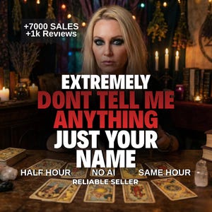 Könnte beinhalten: Eine Person mit blondem Haar sitzt an einem Holztisch, der mit Tarotkarten bedeckt ist. Der Text lautet: +7000 SALES +1k REVIEWS, EXTREMELY DONT TELL ME ANYTHING JUST YOUR NAME, HALF HOUR, NO AI, SAME HOUR, RELIABLE SELLER. Im Hintergrund sind Kerzen zu sehen.