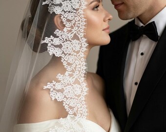 Cathedral Lace Mantilla Veil with Comb, Ivory Spanish Floral Lace Veil, Scalloped Chantilly Bridal Veil, Elegant Cathedral Length