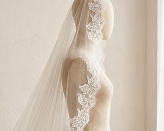 Ivory Cathedral Lace Mantilla Veil with Comb, Romantic Spanish Eyelash Bridal Veil, Scalloped Floral Chantilly Wedding Veil