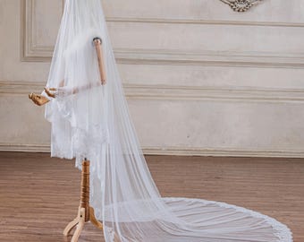 Velo de novia estilo mantilla catedral española, con ribete de encaje Chantilly, de dos capas.