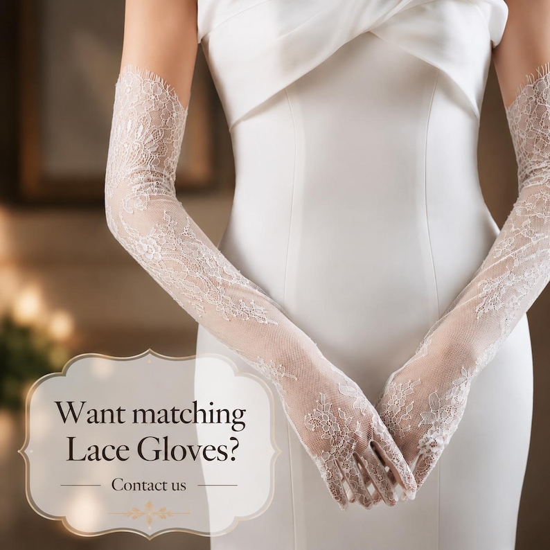 Puede incluir: Un par de guantes largos de encaje blanco con intrincados patrones florales y bordes festoneados, que se extienden m&aacute;s all&aacute; de los codos. Una superposici&oacute;n decorativa a la izquierda muestra el texto: Want matching Lace Gloves? Contact us.