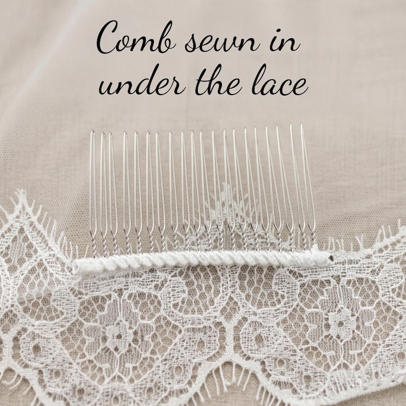 Puede incluir: Una peineta de metal plateado con dientes finos y rectos sobre una base de tela blanca. La peineta est&aacute; cosida debajo de un trozo de encaje blanco con motivos florales. El texto "Comb sewn in under the lace" aparece impreso en negro.