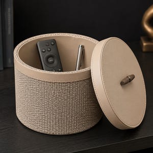 Caja de almacenamiento de cuero sintético tejido con tapa, soporte para control remoto, pequeña caja de almacenamiento para tocador, decoración minimalista para escritorio, regalo de cumpleaños, regalo para esposa.